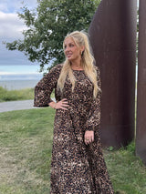 Amanda leo maxiklänning med ballongärm