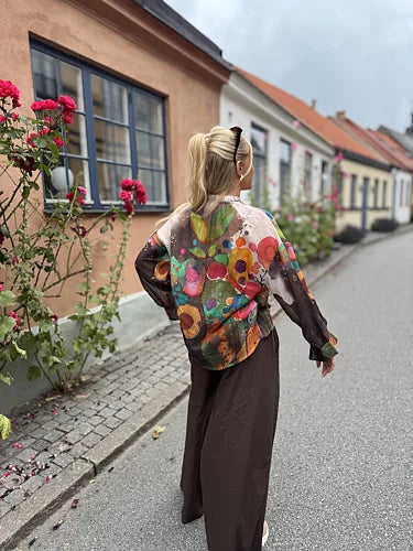 ABSTRAKT MÖNSTRAD BLUS MED TRÄKNAPPAR